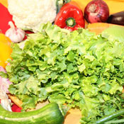 Verschiedene Gemüsesorten, wie Salat, Paprika, Knoblauch, Blumenkohl und andere